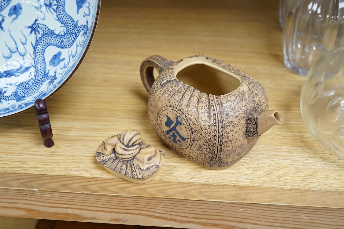 A Chinese Yixing pottery teapot and cover, 10cm